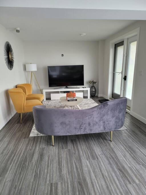 Luxury One Bedroom Виннипег Экстерьер фото